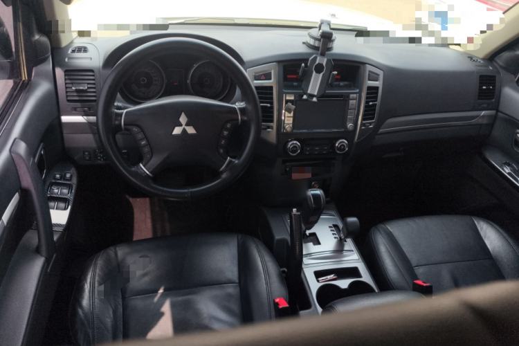 Used Mitsubishi Pajero 2015 3.0L Automatic Elite Edition China IV Standard Center Console