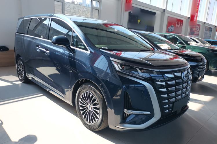 Used Denza D9 2022 DM-i 1040 Prestige Model
