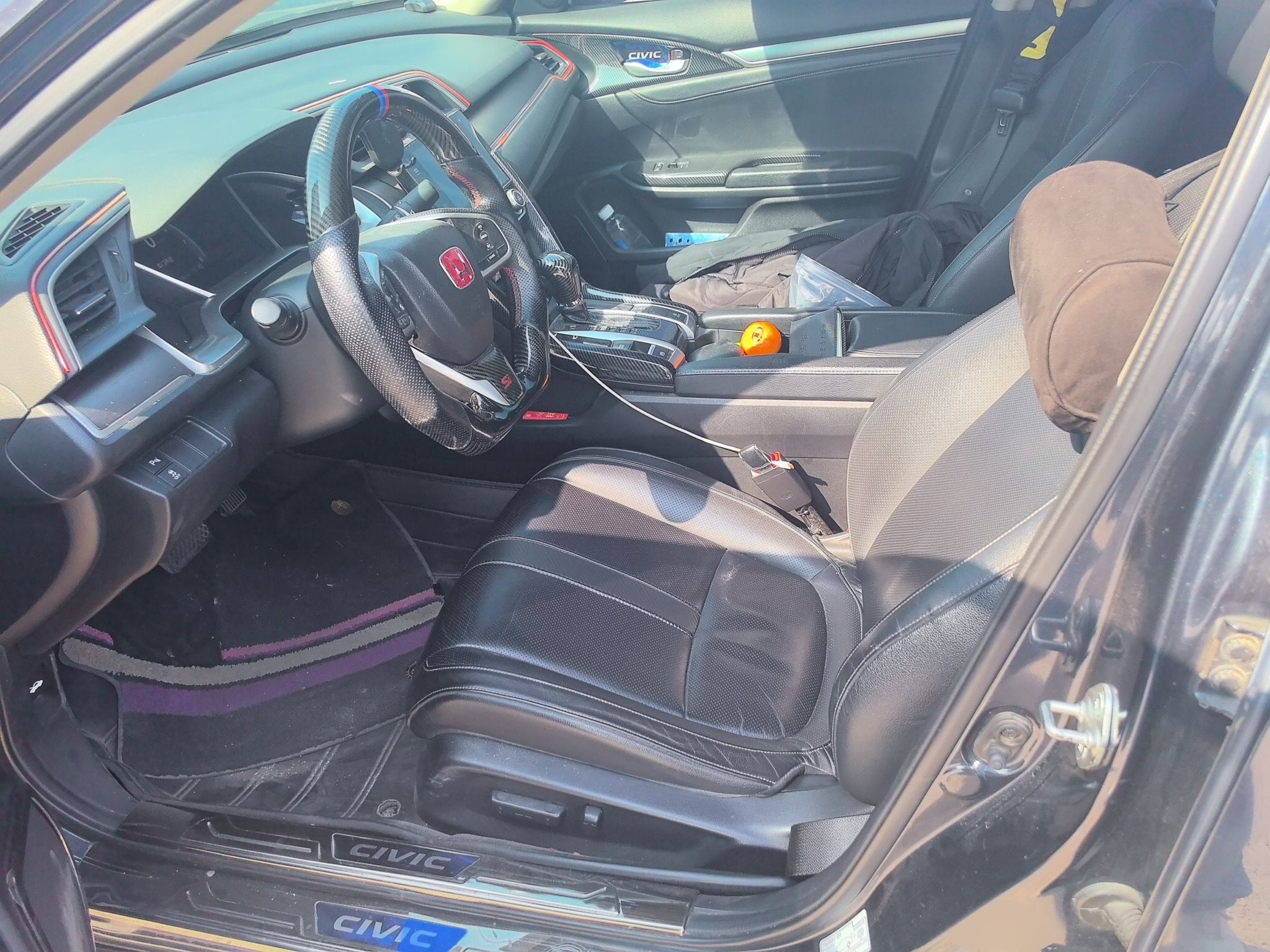 المقاعد الأمامية داخل السيارة