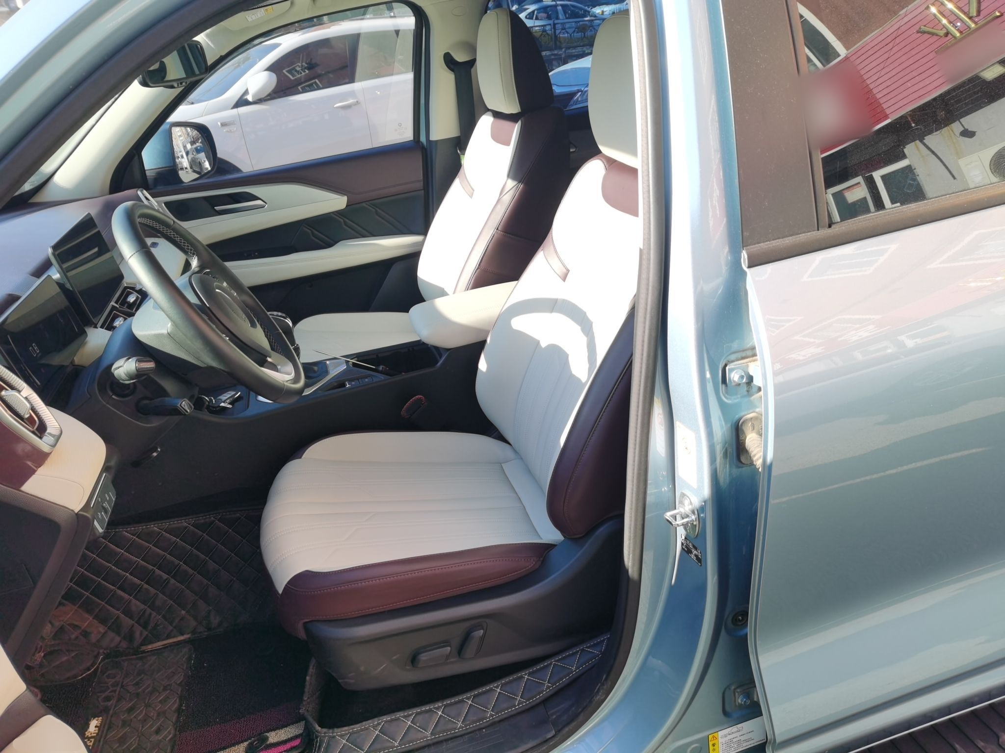 المقاعد الأمامية داخل السيارة