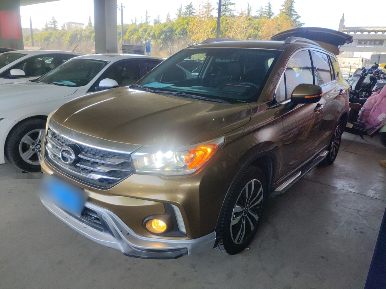 Под передней частью автомобиля