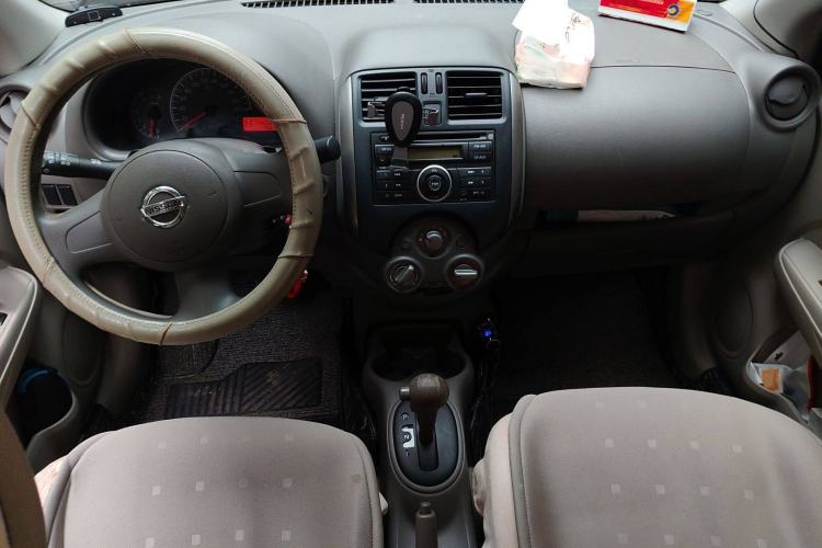 Used Nissan Sunny 2011 1.5XE CVT Comfort Edition Center Console