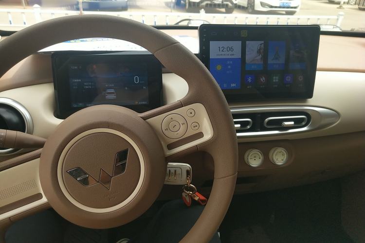 Used Wuling Hongguang MINIEV 2025 Four-Door Version Premium Edition Center Console