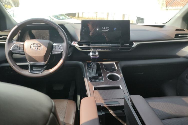 Used Toyota Granvia 2024 2.5L Hybrid Prestige PLUS Four-Wheel Drive Version Center Console
