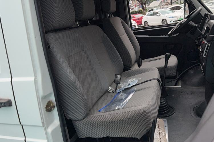 Used Iveco Daily 2017 2.8T V35 Box Truck 3 Seats 43S5
