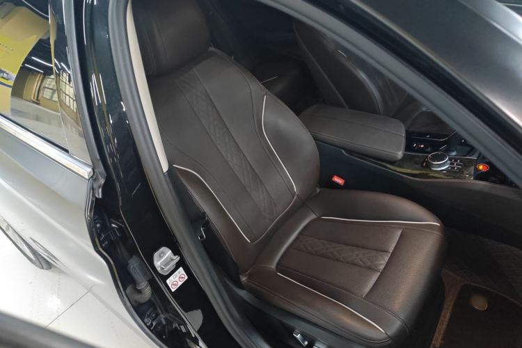 Used BMW 5 Series 2021 525Li Luxury Package Right Front Seat