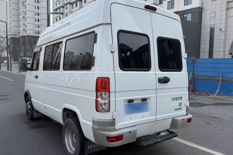 Used Iveco Daily 2021 2.5T A35 M1 Passenger Van 5-9 Seater Short Wheelbase Mid-Roof Design Dual Tires Manual Doors