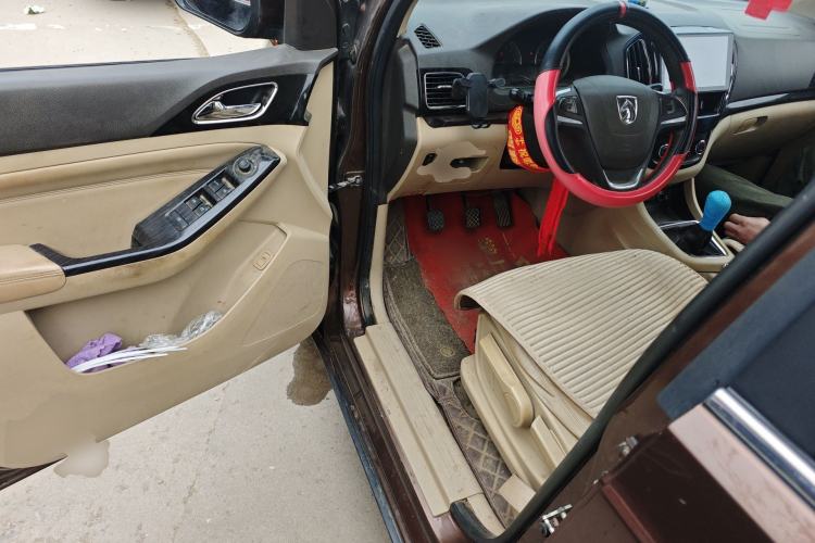 Used Baojun 730 2014 1.5L manual luxury trim 7 seats
