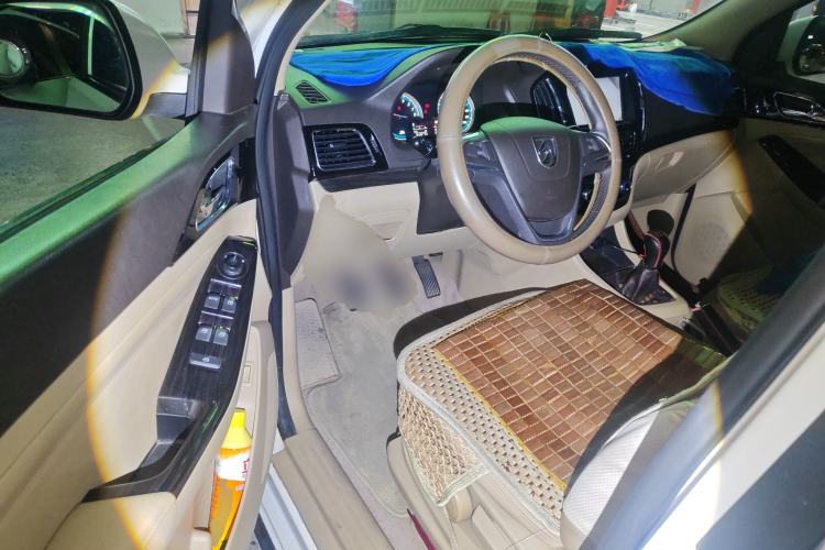 Used Baojun 730 2014 1.5L manual luxury trim 7 seats
