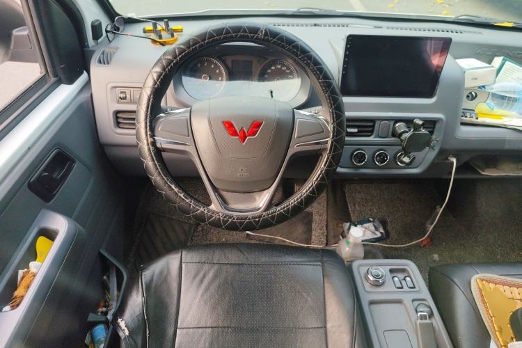 Used Wuling Yangguang 2024 300km Comfort-Grade Passenger Van 60kW
