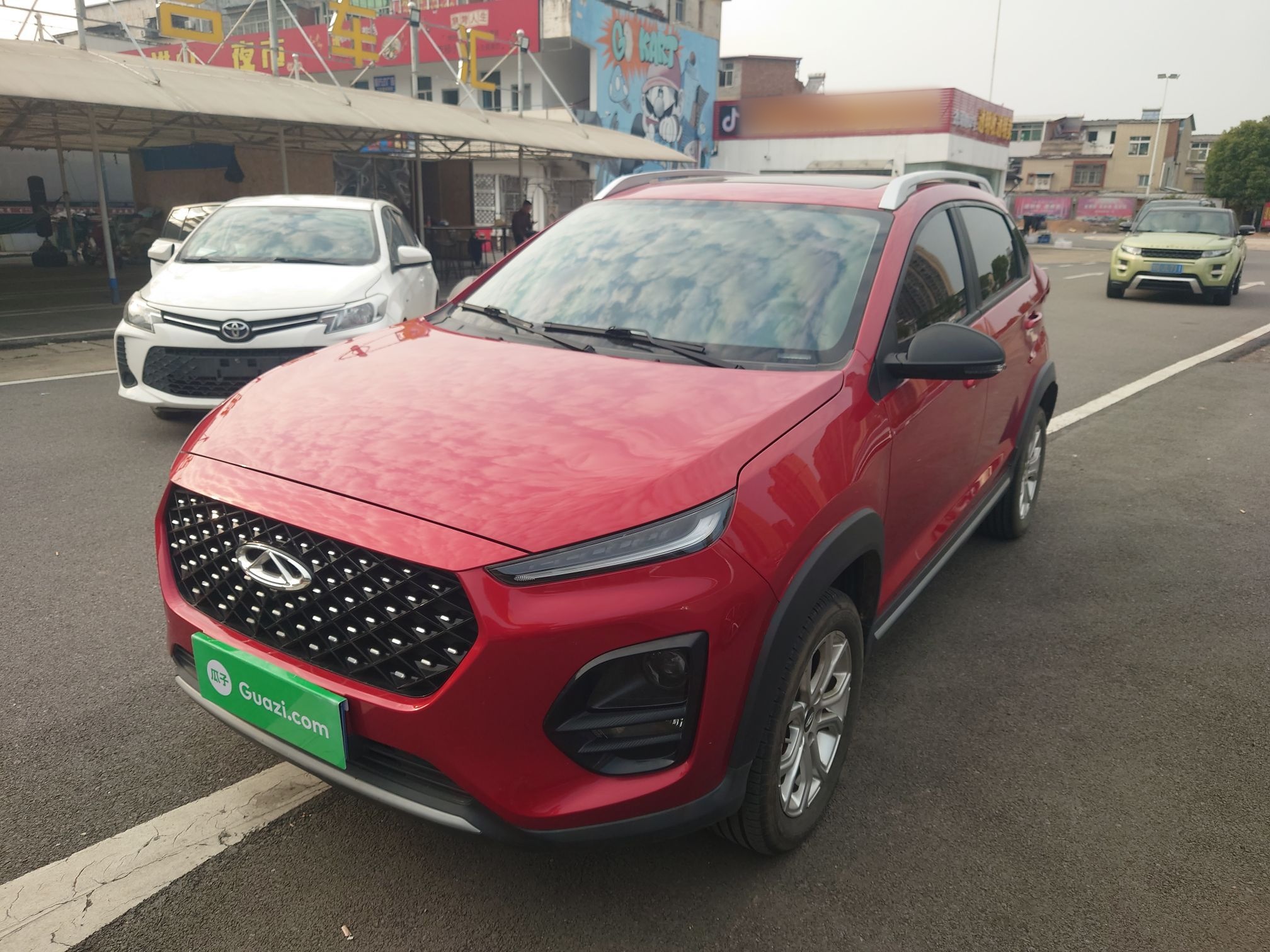 تحت مقدمة السيارة