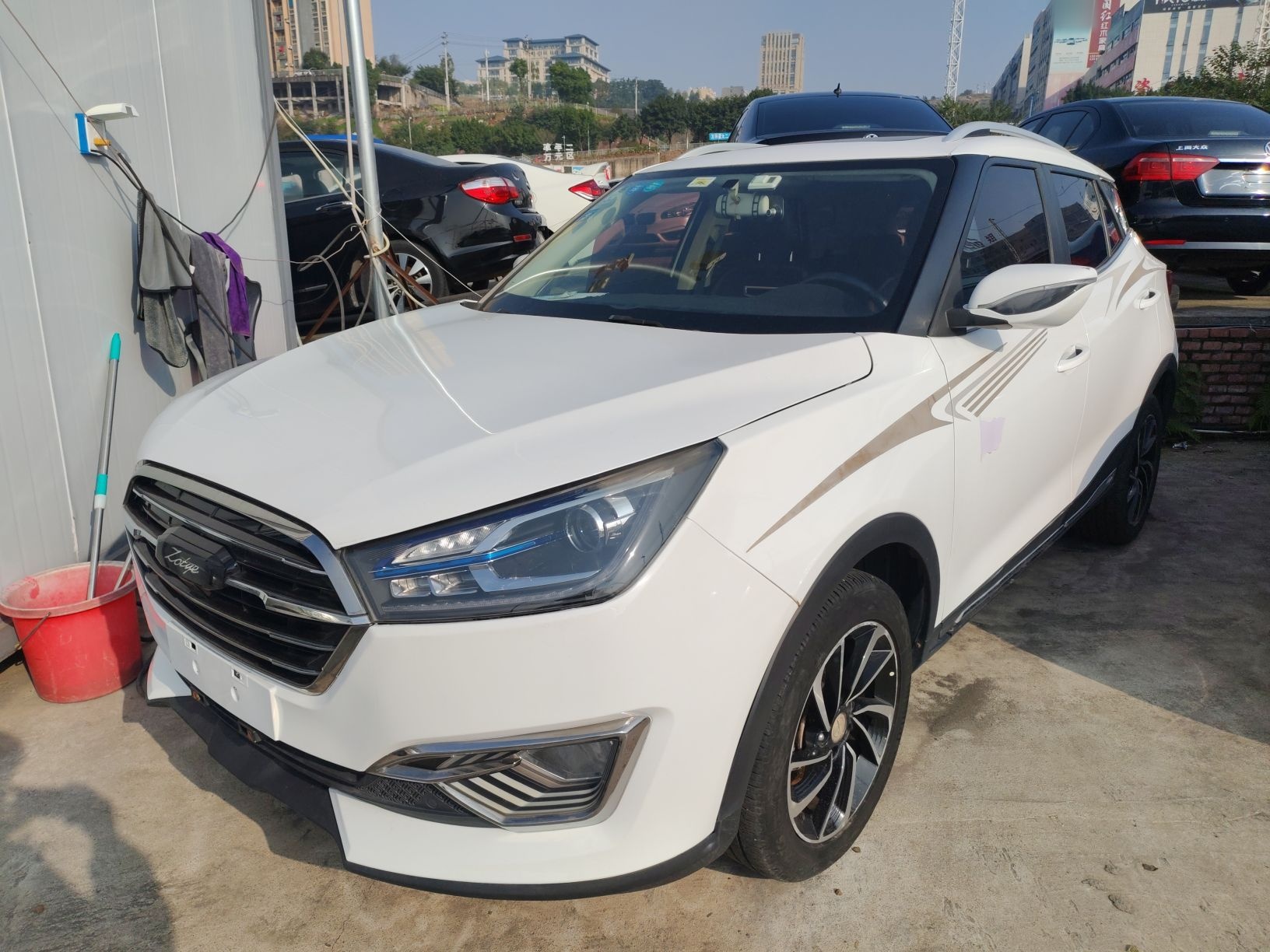 تحت مقدمة السيارة