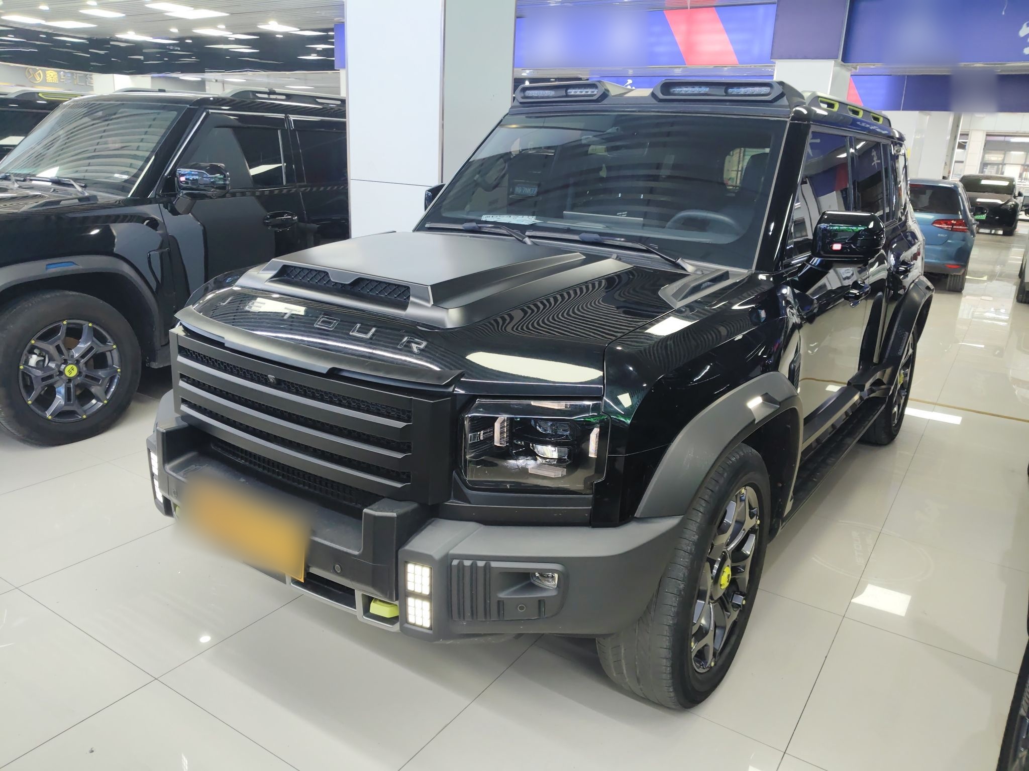 تحت مقدمة السيارة