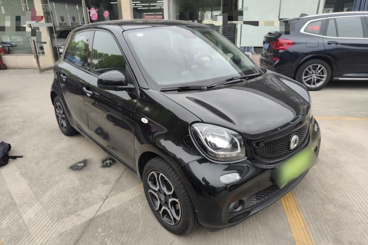 Used smart forfour 2016 0.9T 66 kW Pioneer Edition Front Right 45 Deg