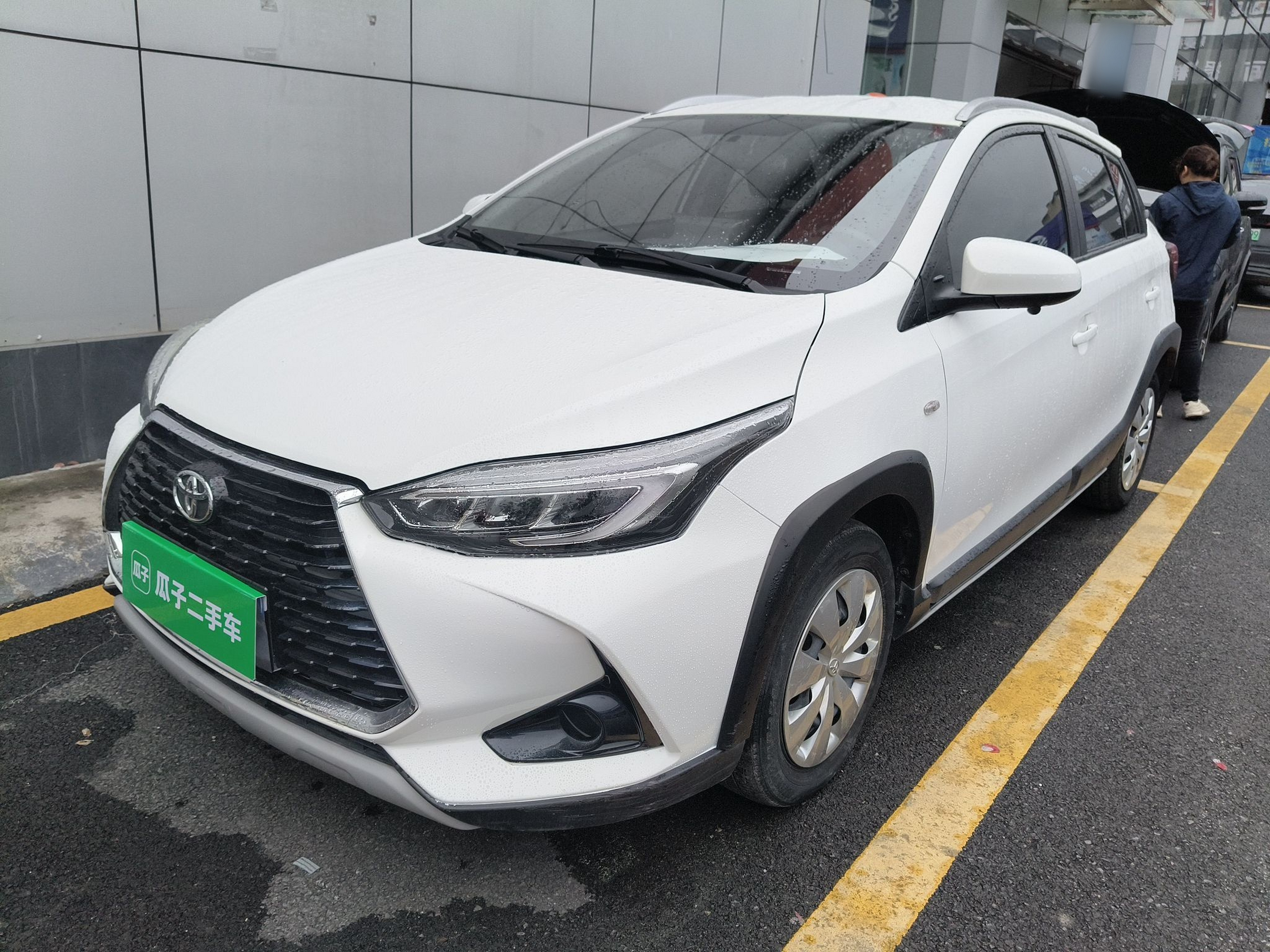 تحت مقدمة السيارة