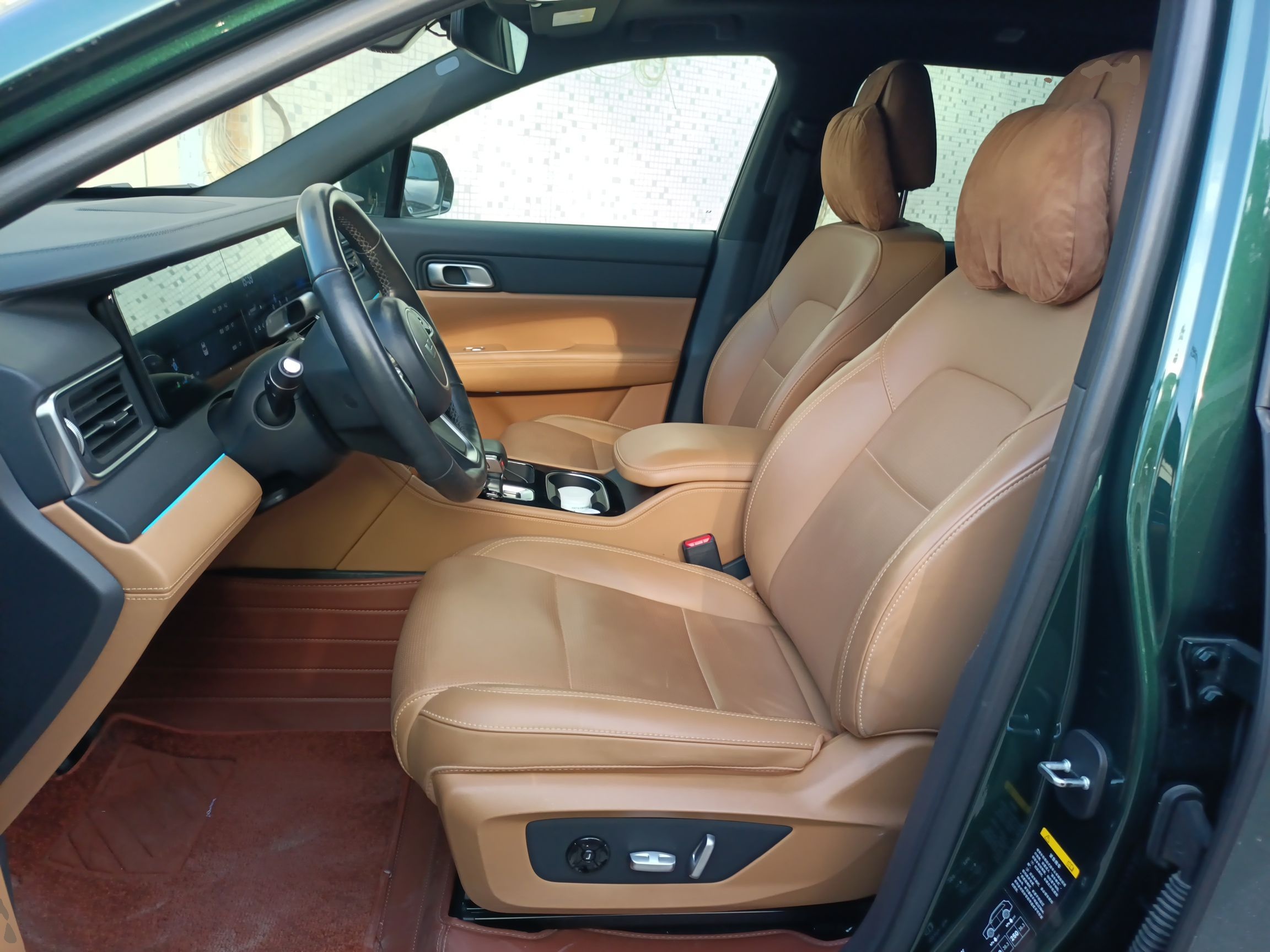 المقاعد الأمامية داخل السيارة