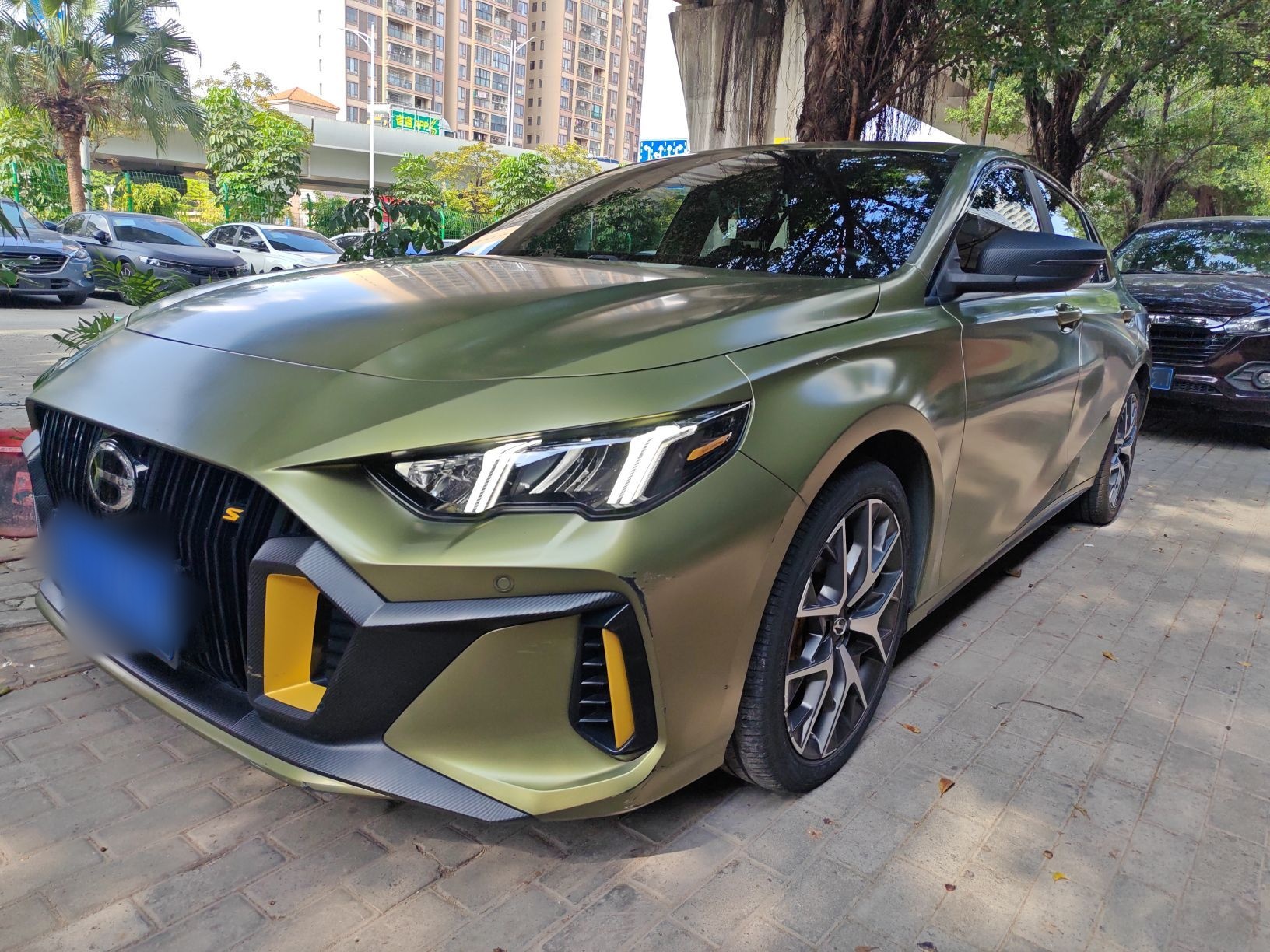 تحت مقدمة السيارة