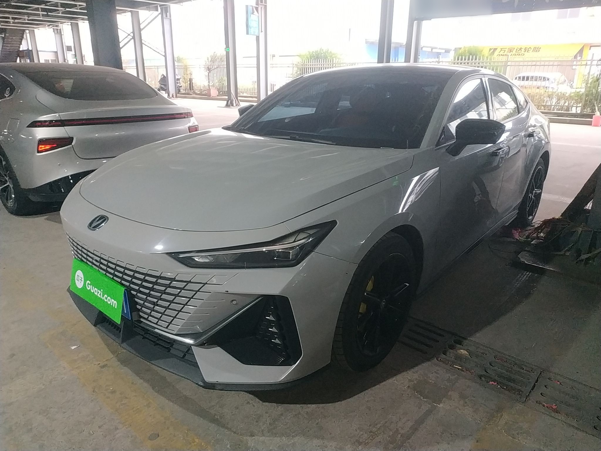 Под передней частью автомобиля