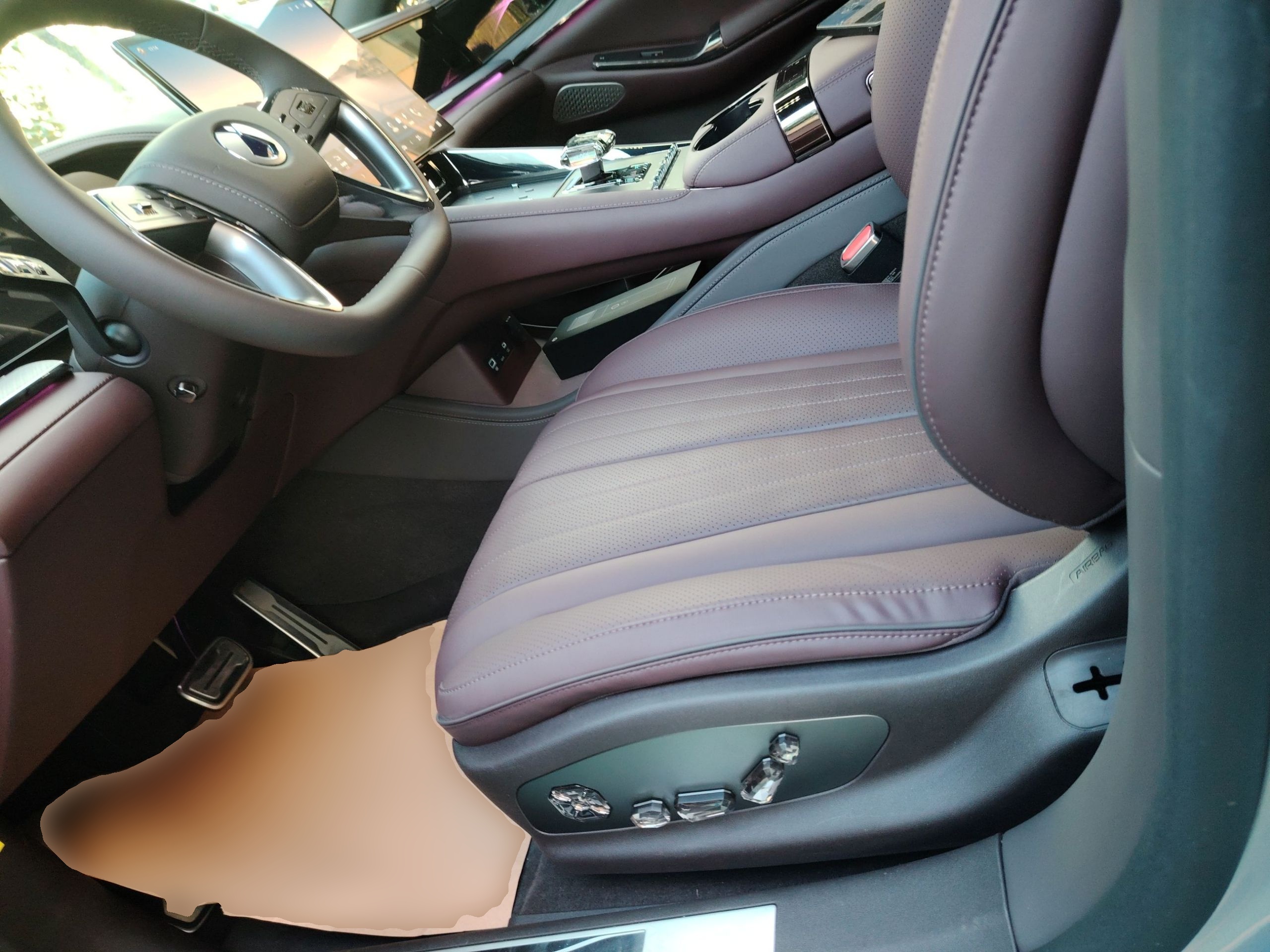 المقاعد الأمامية داخل السيارة