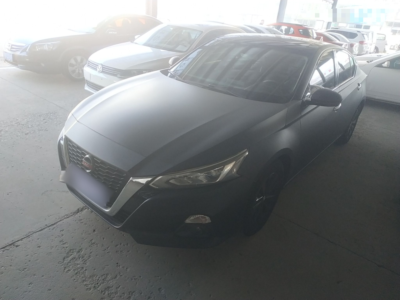 تحت مقدمة السيارة