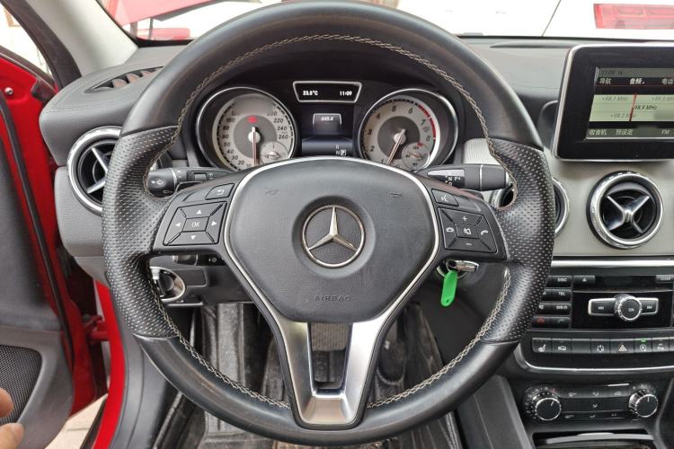 Used Mercedes-Benz GLA 2015 GLA 220 4MATIC Luxury Model Steering Wheel