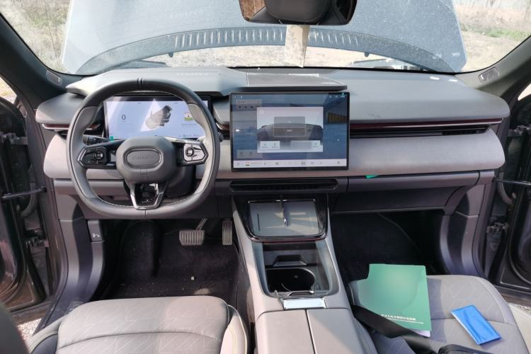 Used Lynk & Co 08 EM-P 2025 245 km Ultra-Long Range Pro Center Console