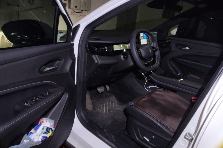 Used Livan 7 2024 450km Executive Version
