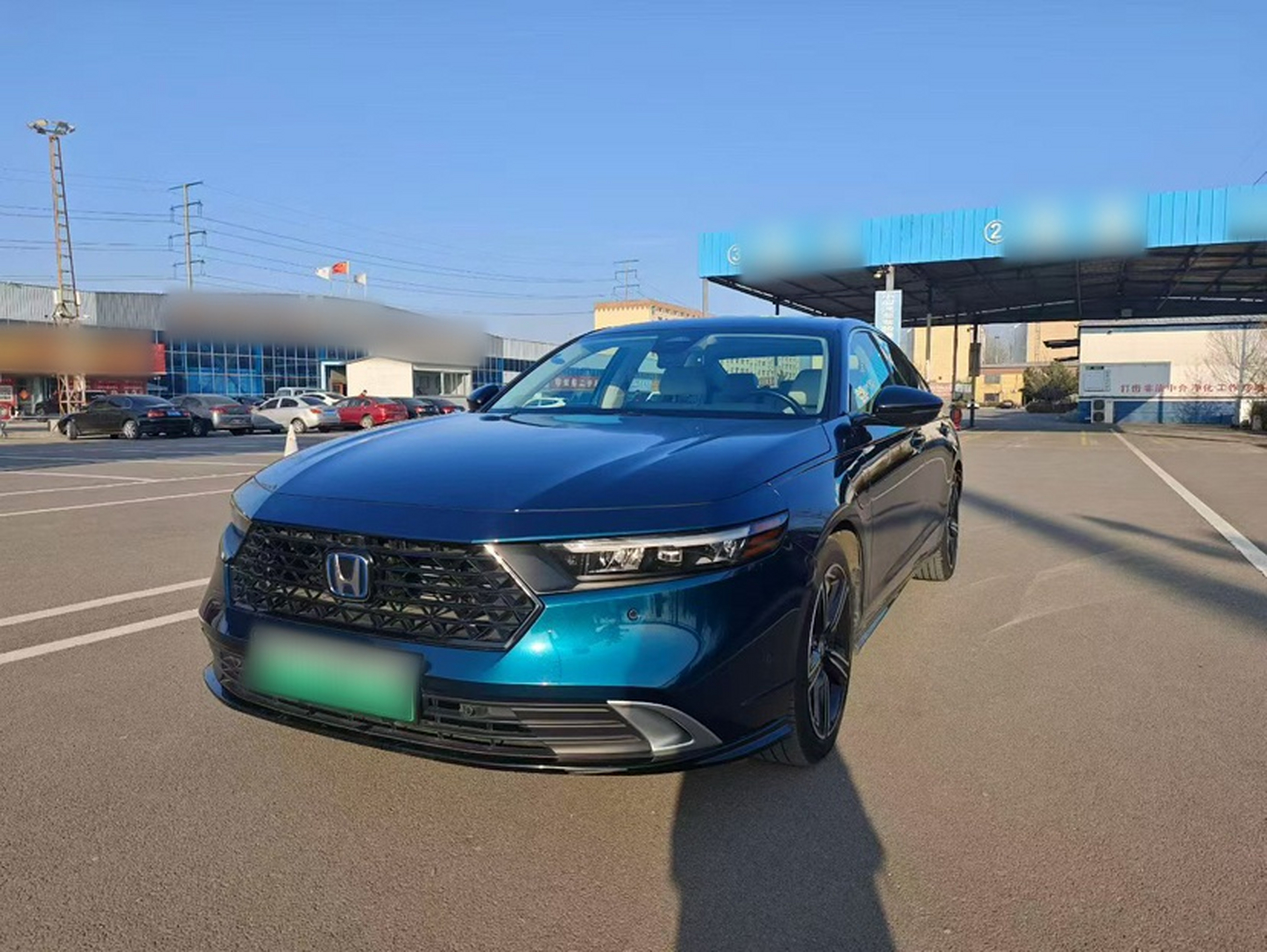 تحت مقدمة السيارة