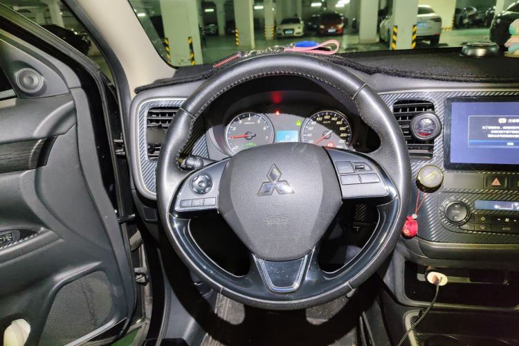 Used Mitsubishi Outlander 2017 2.0L Two-Wheel Drive Glory Edition 5 Seats Steering Wheel