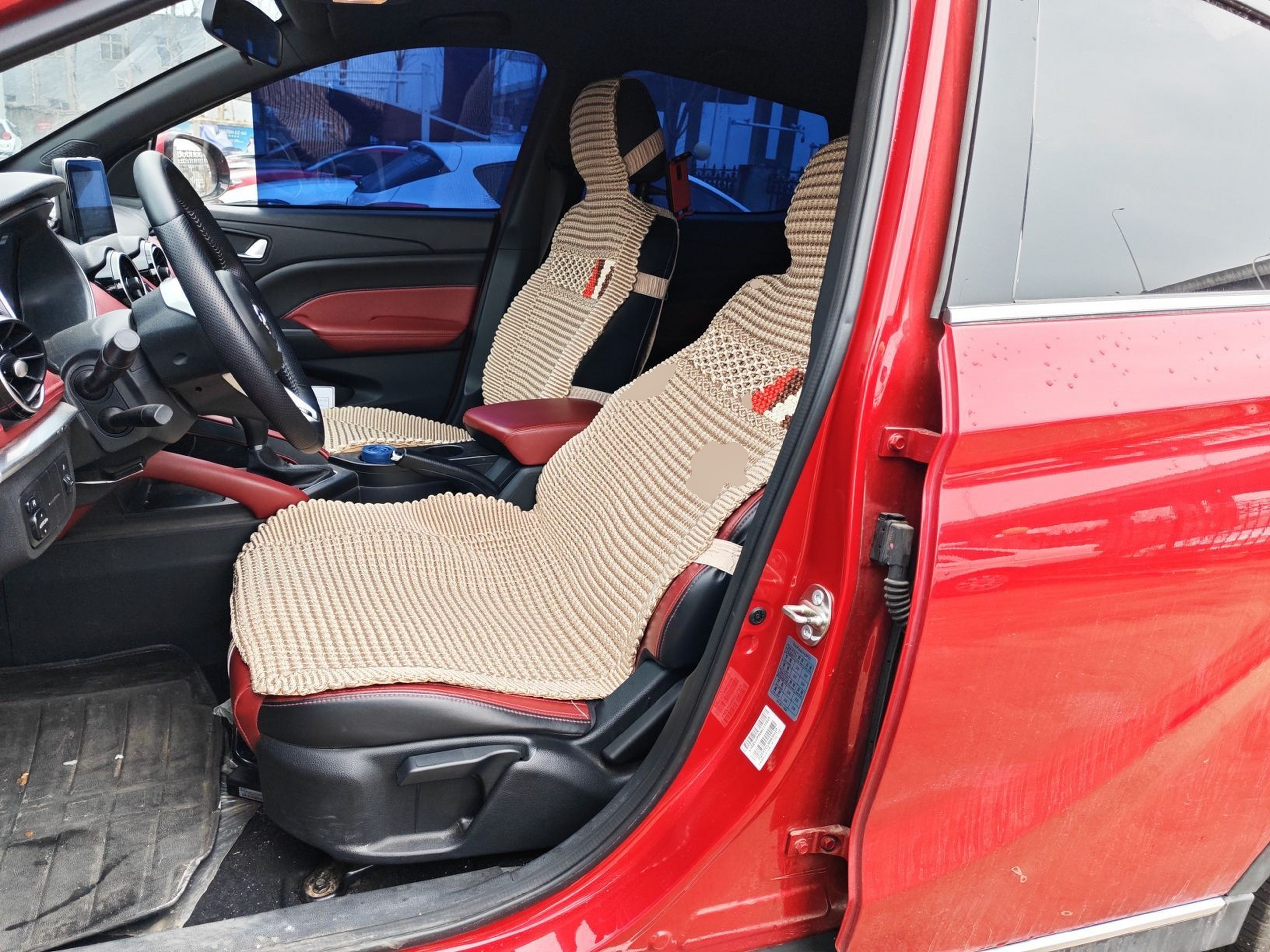 المقاعد الأمامية داخل السيارة