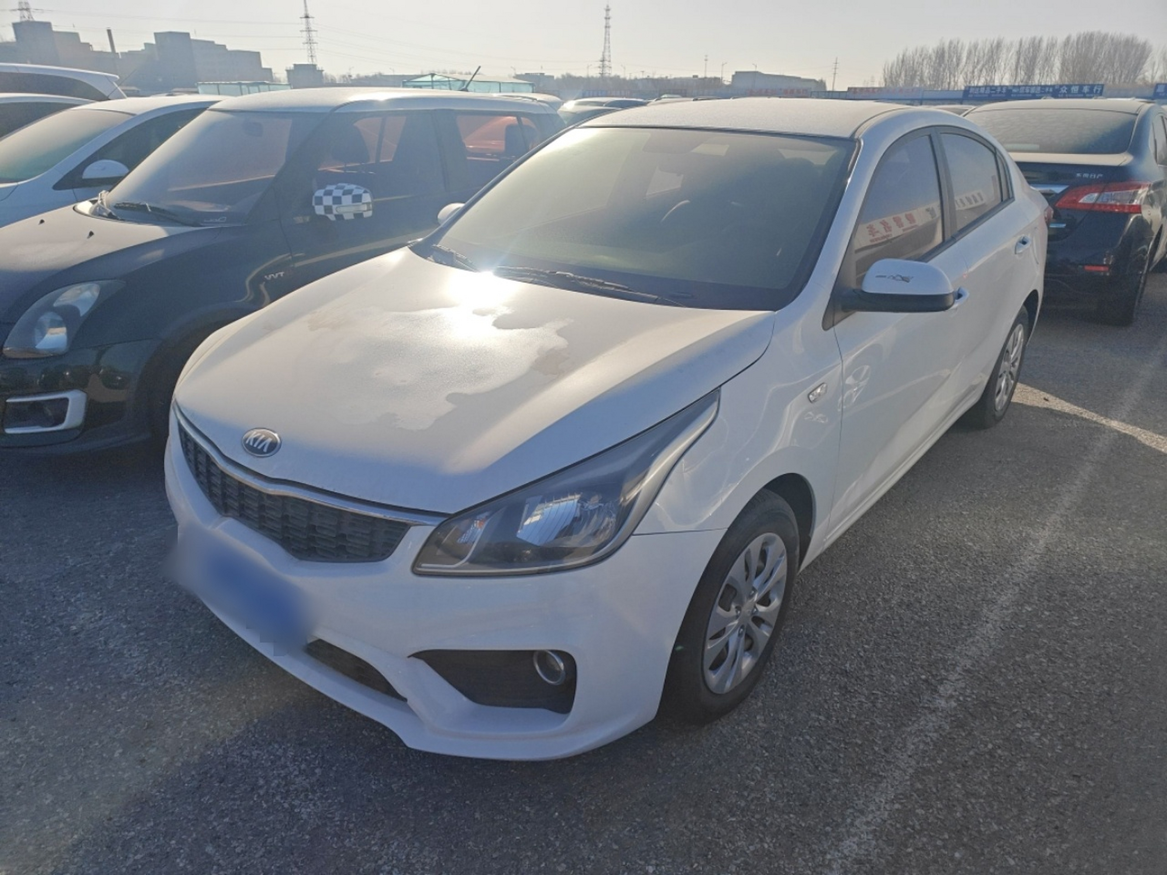 تحت مقدمة السيارة