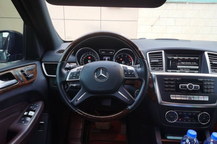 Used Mercedes-Benz M-Class 2014 ML 400 4MATIC Luxury Model Steering Wheel