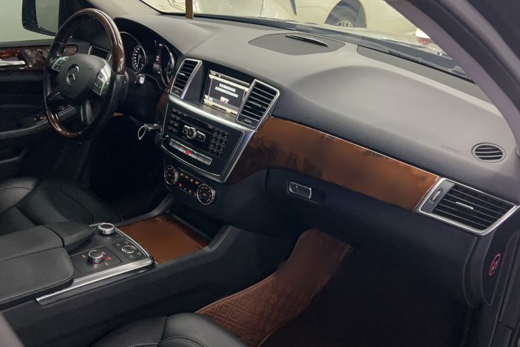 Used Mercedes-Benz M-Class 2014 ML 400 4MATIC Luxury Model Interior 12