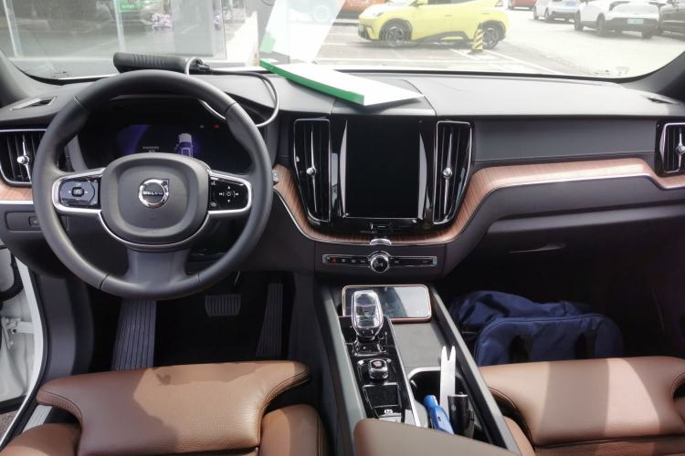 Used Volvo XC60 2025 B5 Four-Wheel Drive Smart & Advanced Luxury Edition Center Console