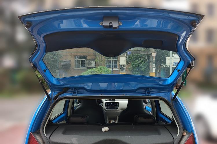 Used Volkswagen up! 2015 1.0L move up! Trunk