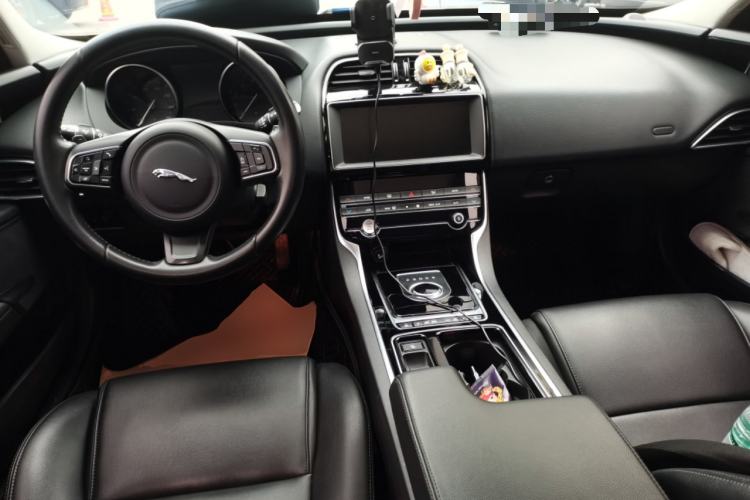 Used Jaguar XEL 2019 2.0T 200 PS Elite Edition Center Console