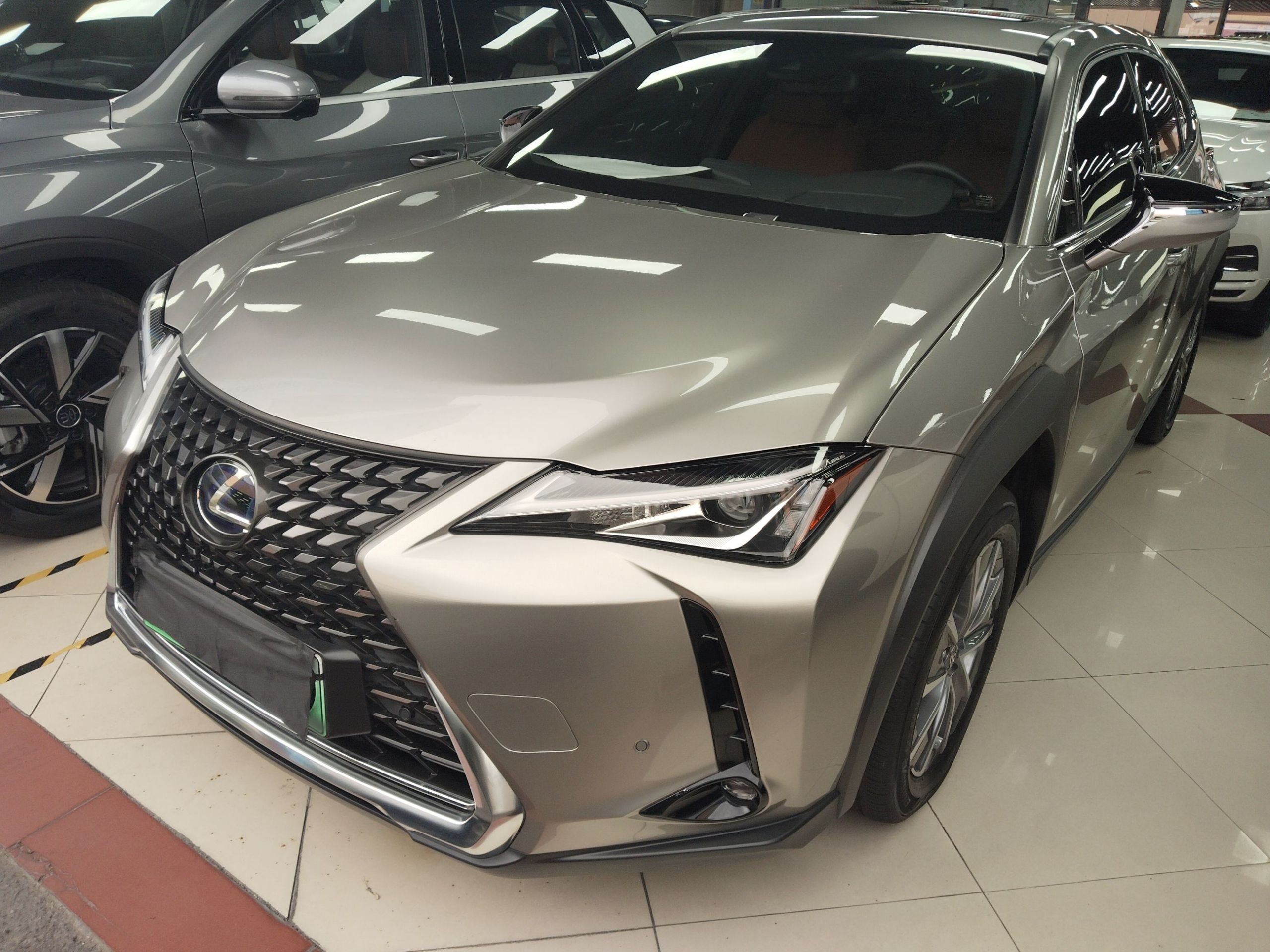 Под передней частью автомобиля