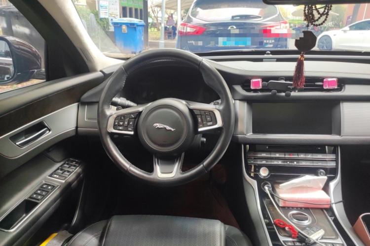 Used Jaguar XFL 2018 XFL 2.0T 250 PS Luxury Edition Steering Wheel