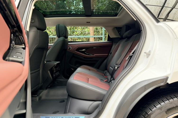 Used Land Rover Range Evoque 2024 Aurora L 249 PS Prestige Light-Chasing Edition Interior 2