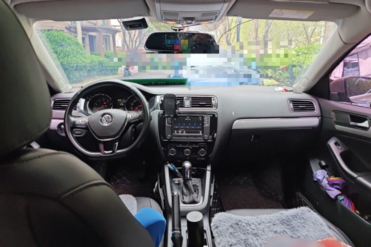 Used Volkswagen Sagitar 2017 230TSI Automatic Comfort Version Center Console