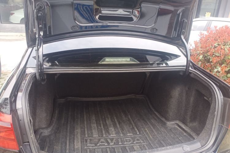 Used Volkswagen Lavida 2015 1.6L Automatic Fashion Edition Trunk