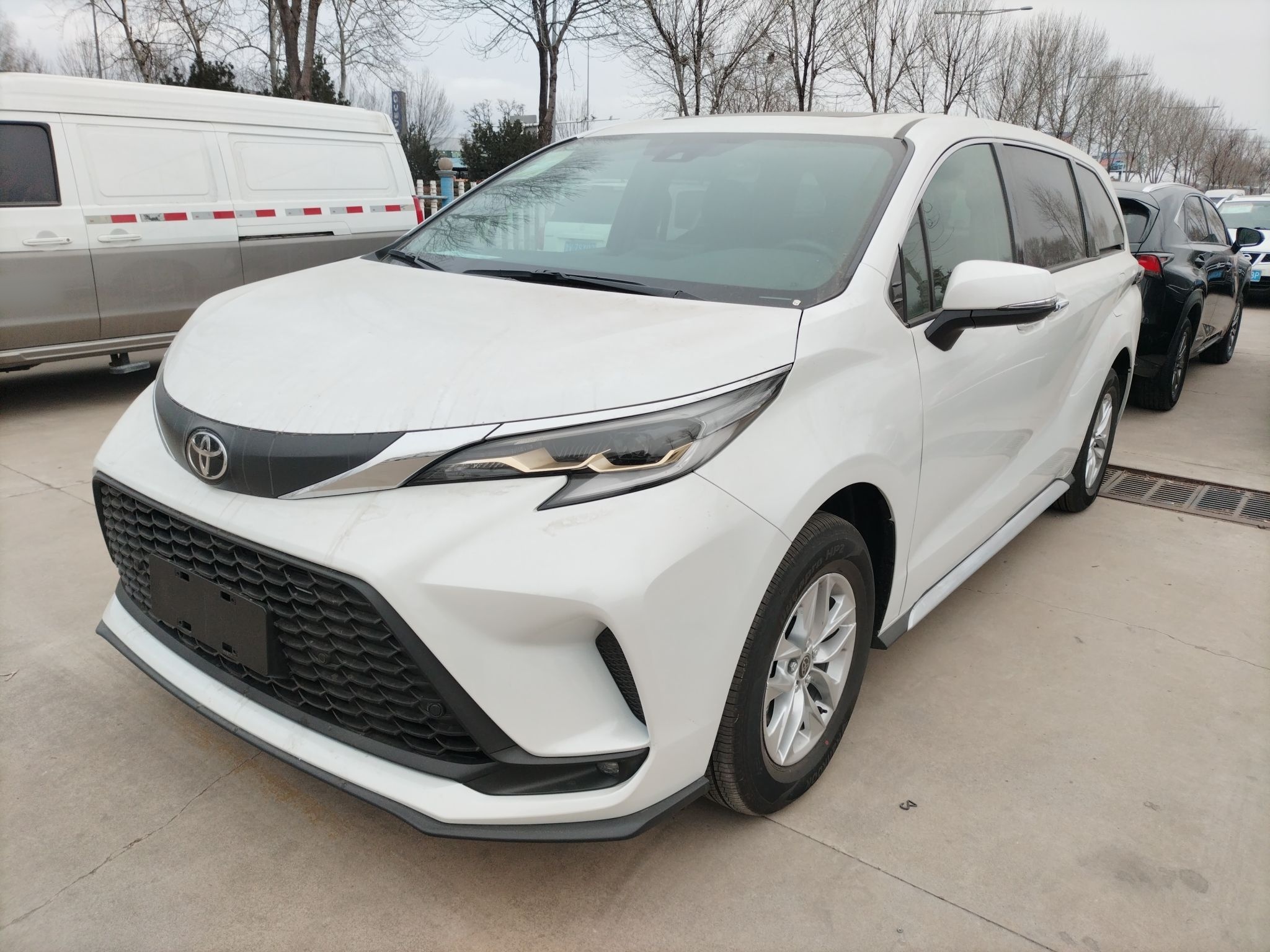 تحت مقدمة السيارة