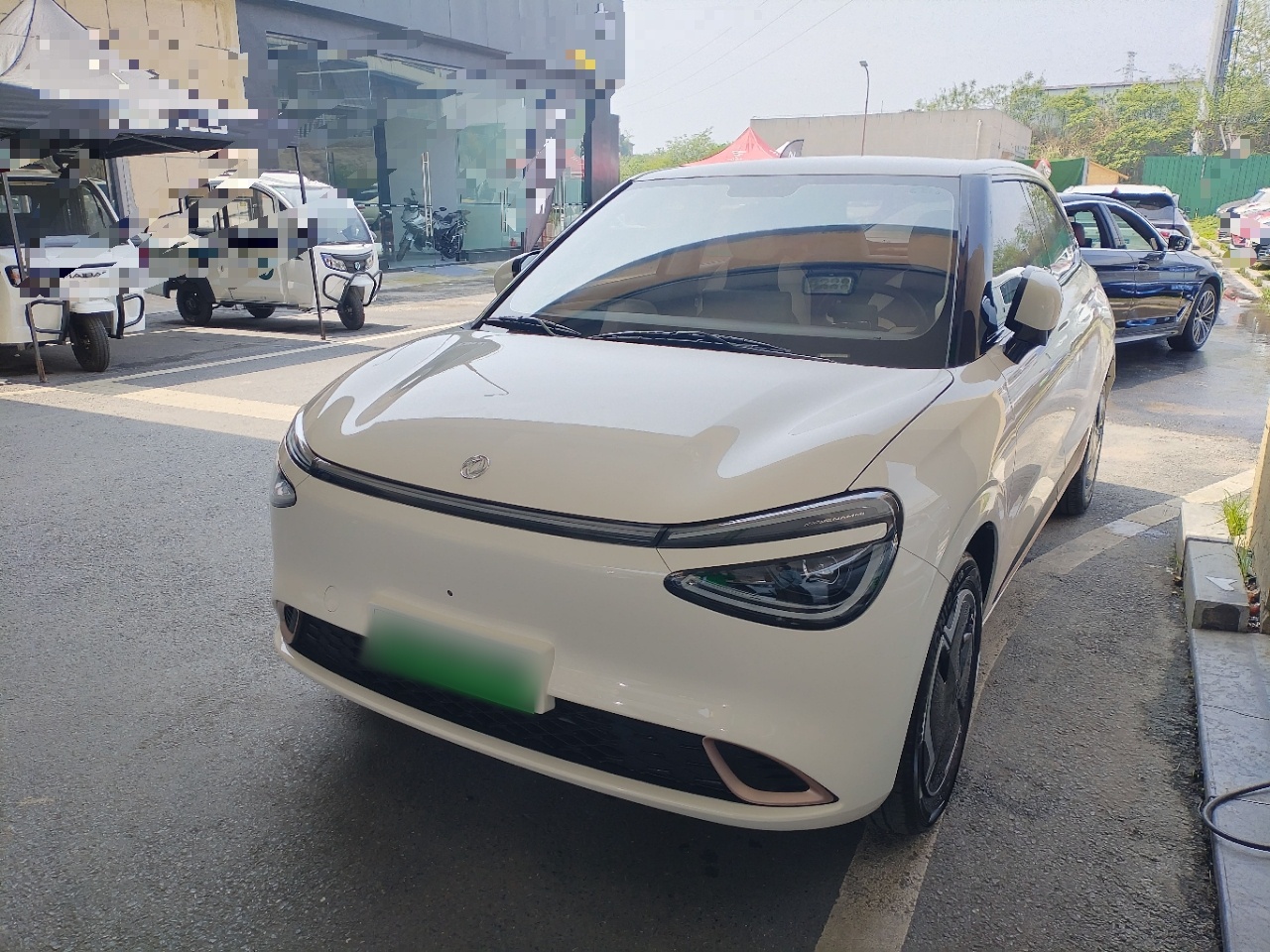 تحت مقدمة السيارة