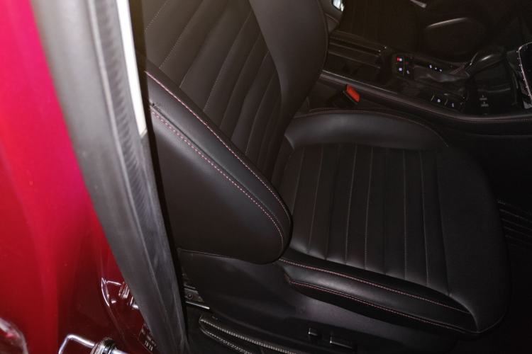 Used MG HS 2018 30T Automatic Two-Wheel Drive Trophy Edition—High-Octane V-Model Right Front Seat