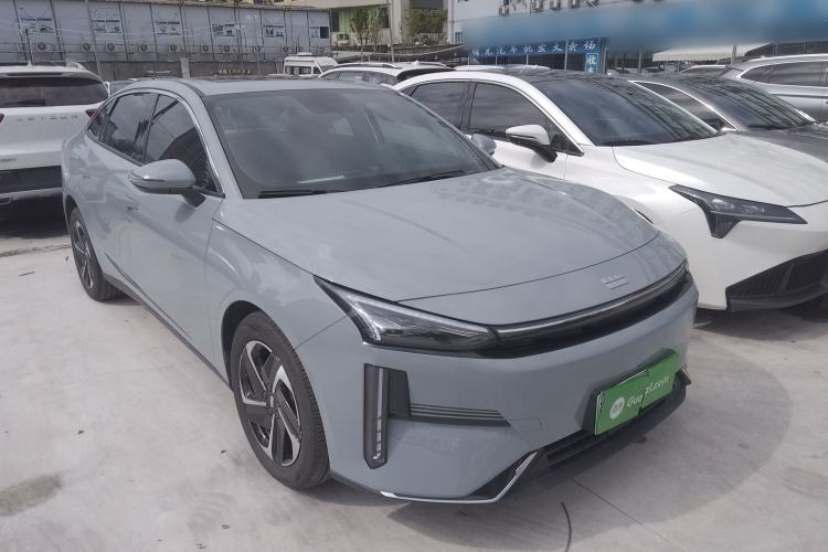 Used Geely Galaxy L6 2023 60km PLUS Front Right 45 Deg