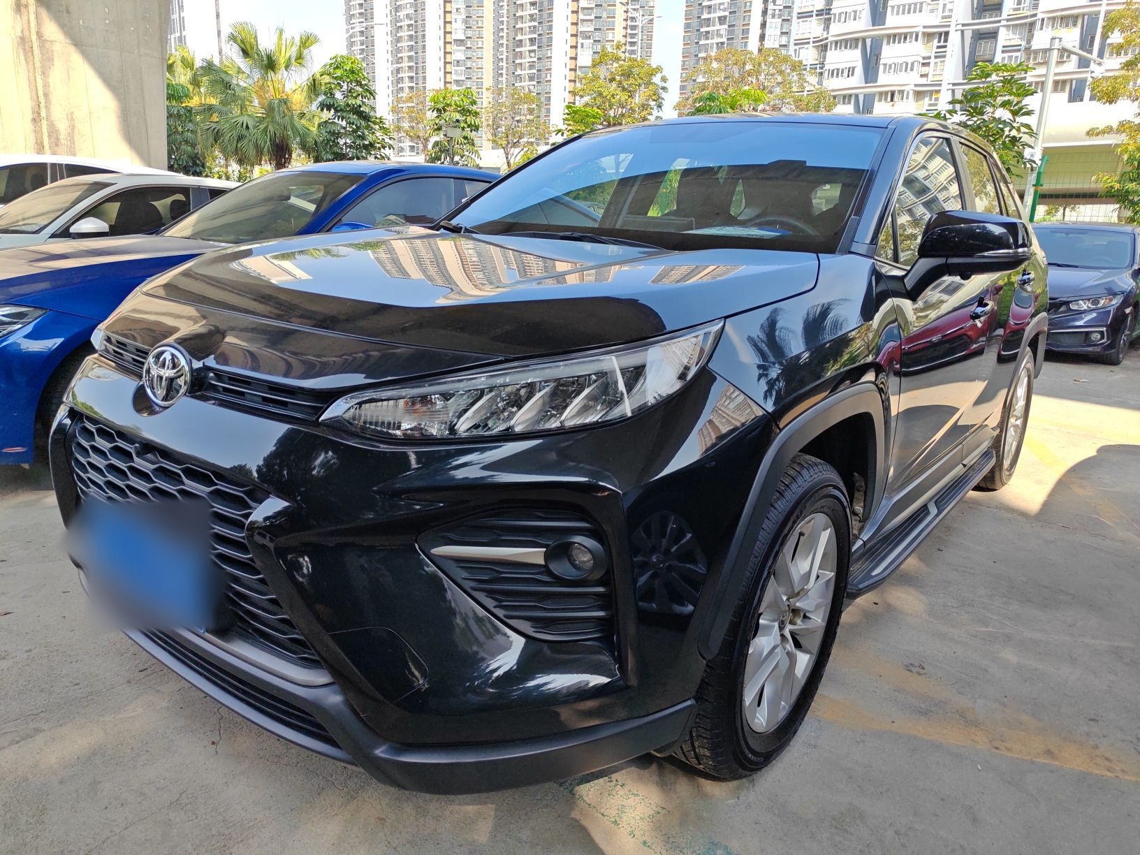 تحت مقدمة السيارة