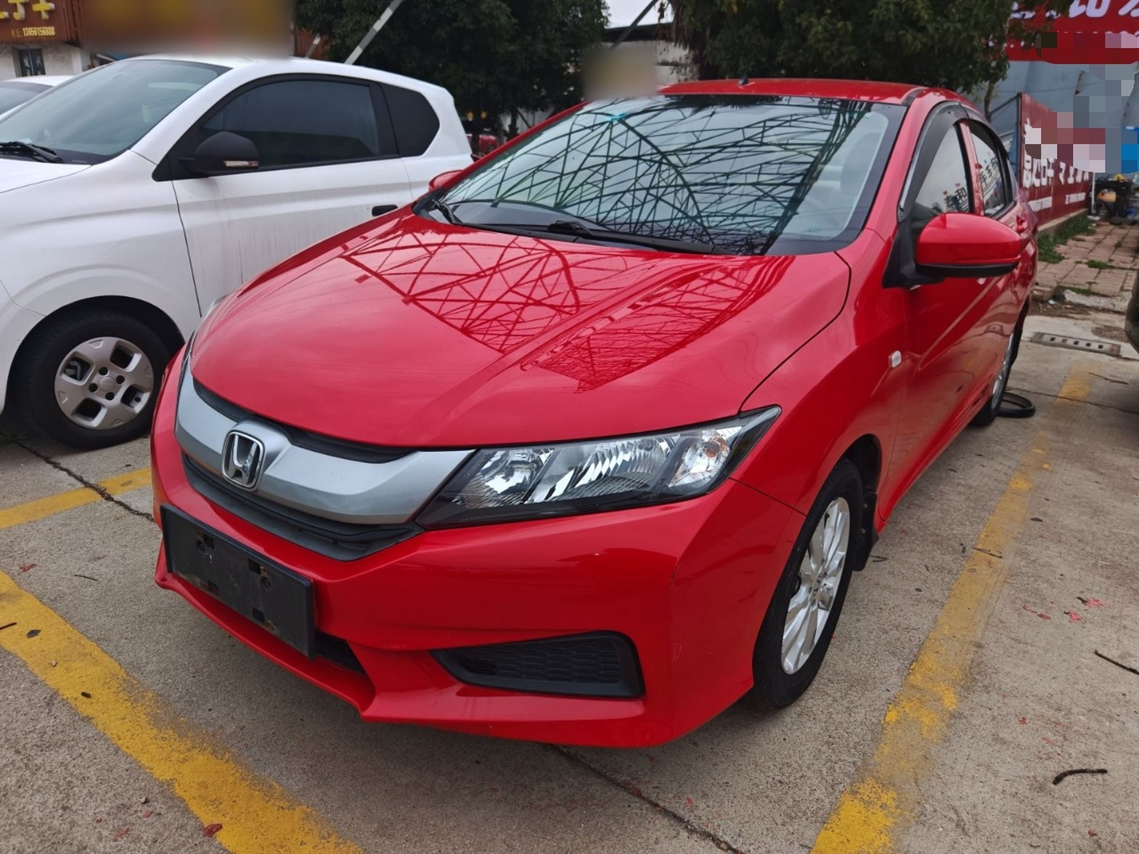 Под передней частью автомобиля