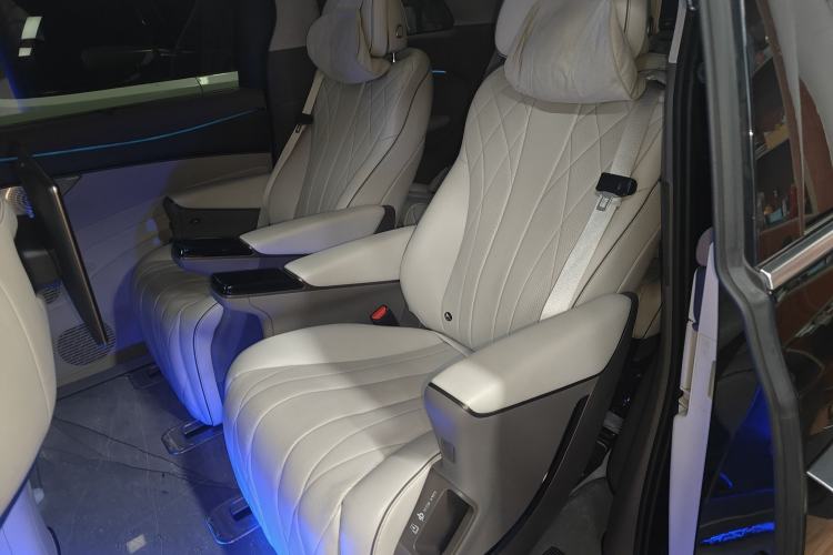 Used Denza D9 2022 DM-i 970 Four-Wheel Drive Flagship Model
