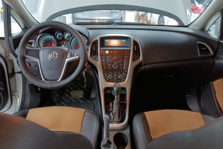 Used Buick GT 2014 XT 1.6L Automatic Fashion Edition Center Console