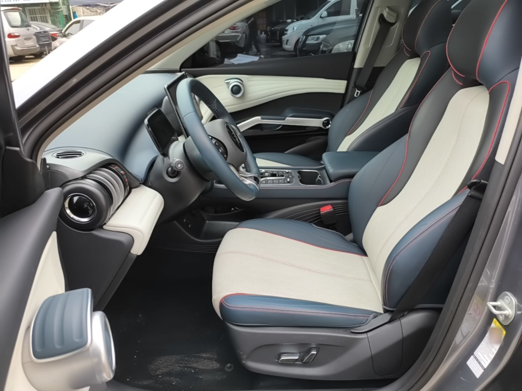 المقاعد الأمامية داخل السيارة